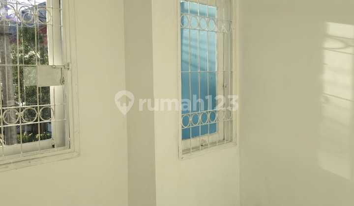 DIJUAL RUMAH CANTIK DEPAN TAMAN LOKASI BAGUS HARGA MURAH DI TAMAN SURYA 5 2