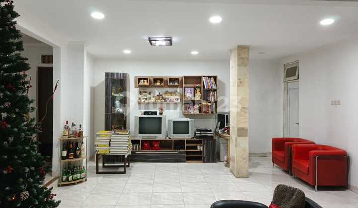 Dijual Rumah Besar dan Bagus Hadap Tenggara Lokasi Terbaik di Taman Palem Lestari