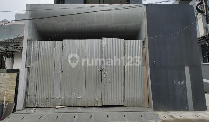 RUMAH BARU HOEK MINIMALIS 3 LANTAI HADAP TIMUR UNIT LANGKA DI TAMAN RATU 