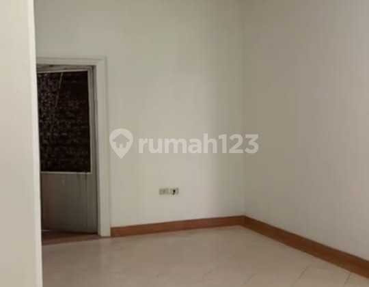 Dijual Rumah Bagus Hadap Timur Laut Depan Taman Jual Sangat Murah di Taman Surya 5 2