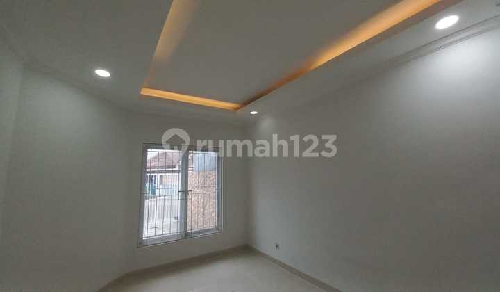 Dijual Rumah Ngantong Hadap Taman Full Renovasi Harga Murah di Taman Surya 2 2