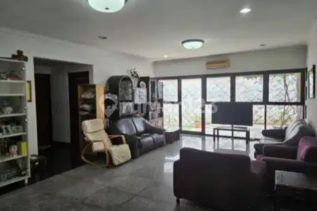 RUMAH BESAR HADAP TIMUR LAUT DEPAN TAMAN JUAL DI BAWAH NJOP TERMURAH DI JELAMBAR