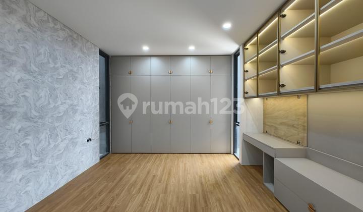 RUMAH BARU HOEK MINIMALIS 3 LANTAI HADAP TIMUR UNIT LANGKA DI TAMAN RATU  2