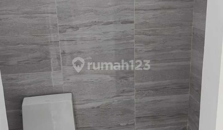 Dijual Rumah Baru Minimalis 3 Lantai Hadap Selatan Lokasi Bagus di Taman Palem Lestari 2