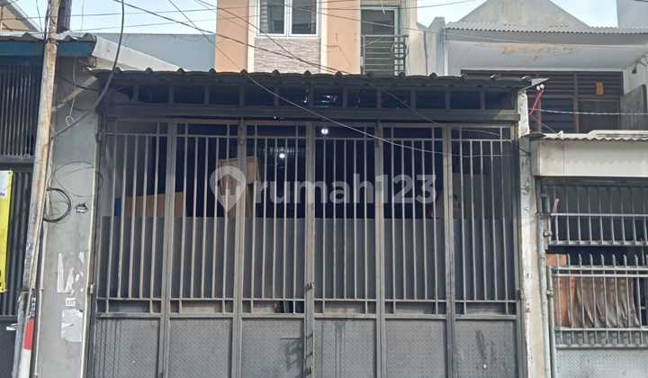 Rented 3-Story Shophouse Main Road Access Cheapest Price in Glodok Taman Sari 1
