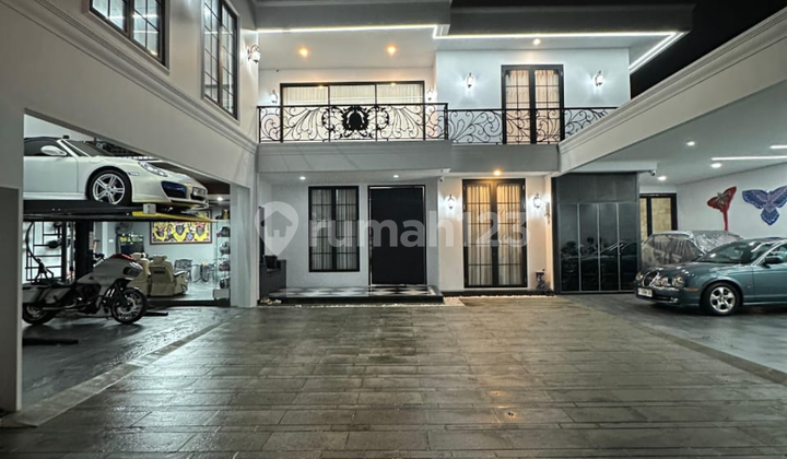 FOR SALE - Luxury House + 8-Door Boarding Rooms in Veteran, South Jakarta 2