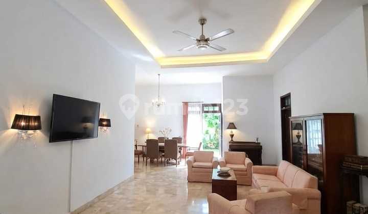 Quick Sale: Spacious Garden House Near RCTI and Siloam Hospital Kebon Jeruk, West Jakarta