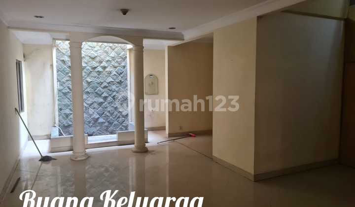 Quick Sale House in Tebet, South Jakarta, Busy Area, Fits 2 Cars, Suitable for Business or Office 2