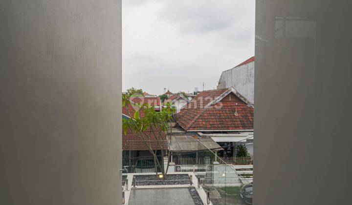 Rumah Baru Lokasi Dekat Sekolahan Petra Manyar, Minimalis Modern  2