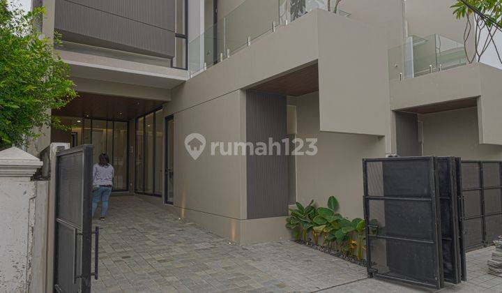 Rumah Baru Lokasi Dekat Sekolahan Petra Manyar, Minimalis Modern  1