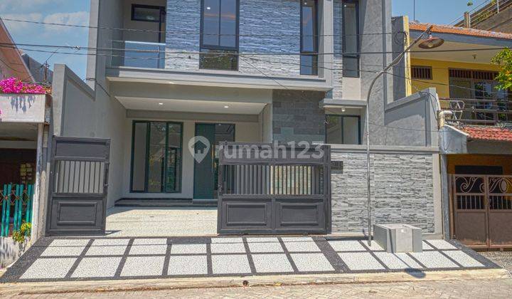 Rumah Depan Taman Minimalis Baru Surabaya Timur, Mulyosari Utara 1