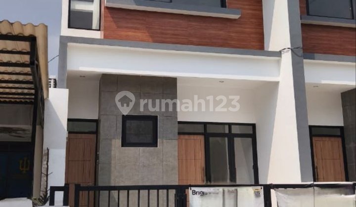 Rumah Tenggilis Surabaya Strategis, Ada Carport