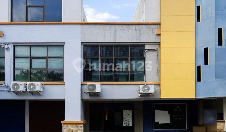 Ruko Plaza Segi 8, West Surabaya, Strategic, Move-in Ready, Facing Main Road Near Schools, Office Area. 1