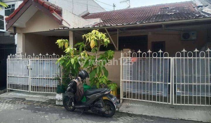 Rumah Sutorejo Tengah Strategis, Carport 2 Mobil 1