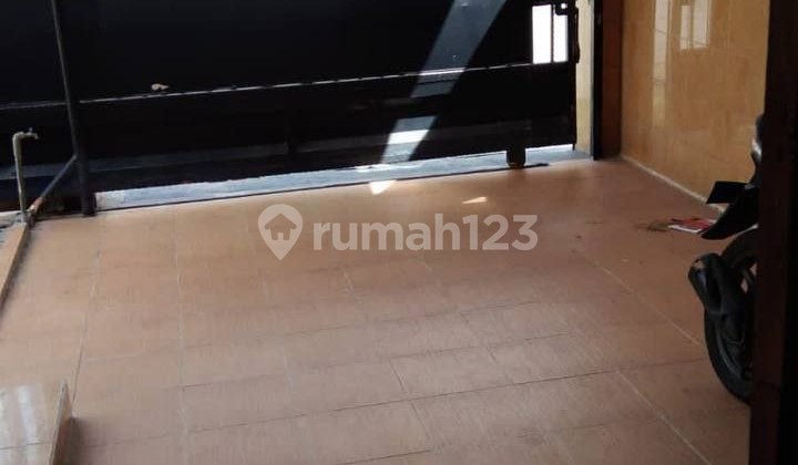 Rumah Manyar Kertoadi, Siap Huni, Row 3 Mobil, Garasi 7 Mobil
