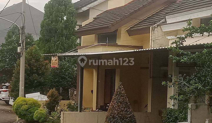 Rumah strategis  dalam cluster di Krukut 1