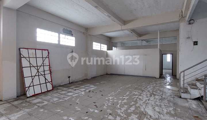 SPACIOUS STRATEGIC 2.5-STORY SHOPHOUSE IN A BUSY LOCATION, READY TO USE, ON AMIR MAHMUD MAIN ROAD, CIMAHI