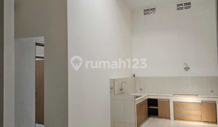 COMFORTABLE STRATEGIC READY-TO-OCCUPY HOUSE IN SUMBERSARI BANDUNG