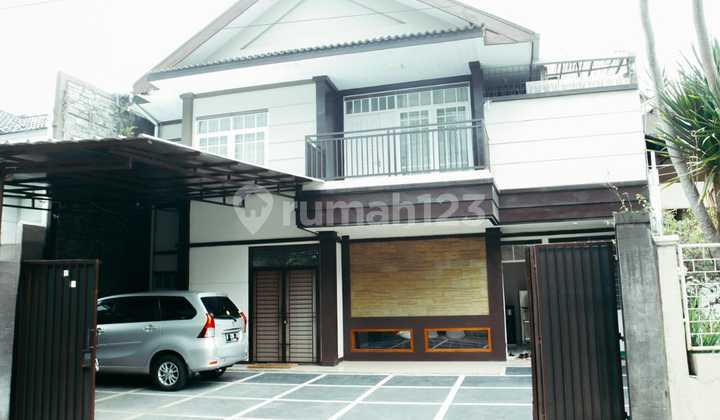 RUMAH BAGUS MINIMALIS MODERN 2 LANTAI FULL FURNISHED SIAP HUNI DI CIPAKU INDAH BANDUNG