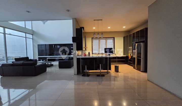 RUMAH MEWAH 3 LANTAI SEMI FURNISHED SIAP HUNI DI SINGGASANA PRADANA BANDUNG RUMAH MEWAH 3 LANTAI SEMI FURNISHED SIAP HUNI DI SINGGASANA PRADANA BANDUNG