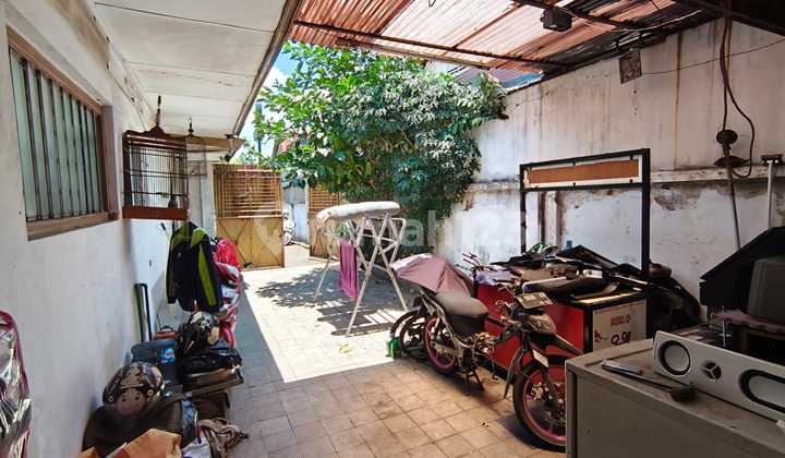 A comfortable, well-maintained one-story house in the strategic city center, ready to occupy on Surapati Main Road, Bandung.