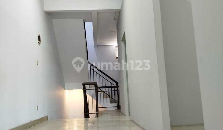 RUKO 2,5 LANTAI LOKASI RAMAI STRATEGIS SIAP PAKAI DI MEKAR WANGI BANDUNG