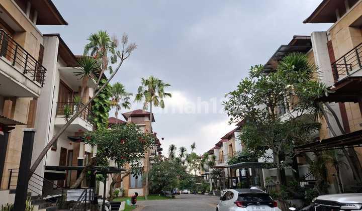 RIUMAH CANTIK 3 LANTAI MINIMALIS MODERN FULL FURNISHED SIAP HUNI DI CIUMBULEUIT BANDUNG