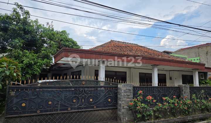 RUMAH TUA LUAS ASRI TERAWAT SIAP HUNI DI ARCAMANIK BANDUNG