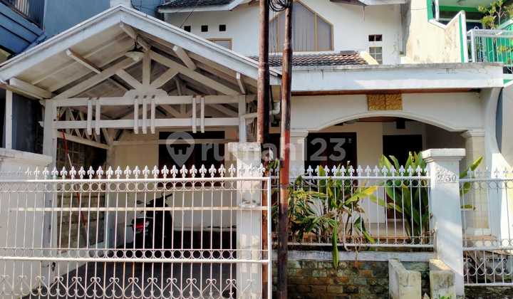 Beautiful Minimalist Comfortable Ready-to-Occupy House in Ujung Berung, Bandung.