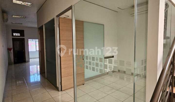 Strategic 2-Story Shop House, Ideal for Various Businesses, Ready to Use in Pasirkaliki, Bandung