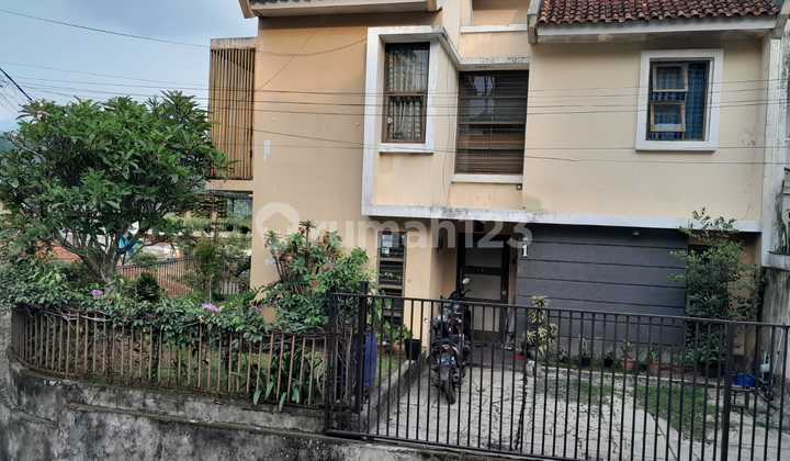 3-STORY READY-TO-OCCUPY COMFORTABLE SPACIOUS HOOK HOUSE IN AWILIGAR, BANDUNG