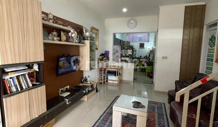 RUMAH ASRI TERAWAT 2 LANTAI SEMI FURNISHED SIAP HUNI DI CISARANTEN KULON BANDUNG