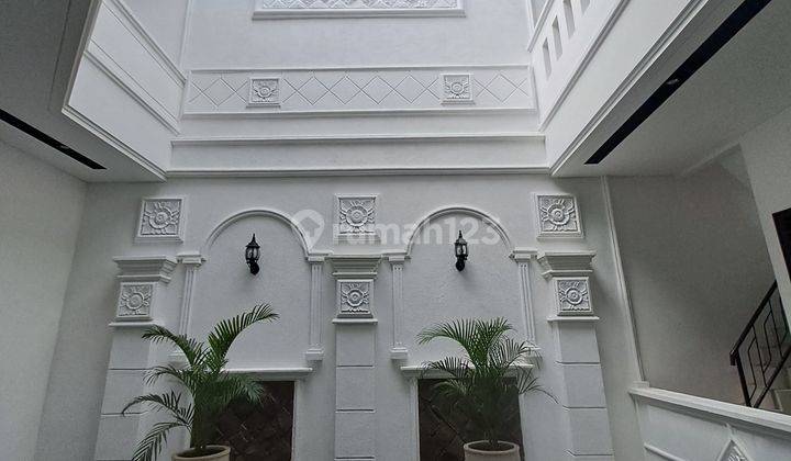 MODERN COLONIAL HOUSE 2 LANTAI, MEWAH, SIAP HUNI LOKASI BEBAS BANJIR STRATEGIS SELANGKAH KE MERR GALAXY MALL KERTAJAYA INDAH ITS UNAIR di MANYAR KERTOADI 2