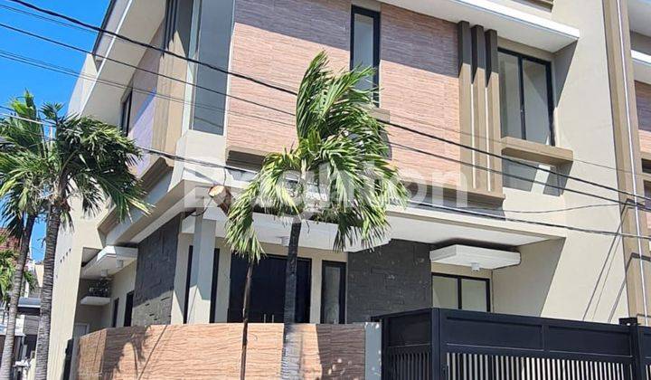 RUMAH HOOK BARU GRESS, MINIMALIS  2 LANTAI SIAP HUNI, AMAN LOKASI PERUMAHAN ONE GATE SYSTEM STRATEGIS SELANGKAH KE UNIV WIDYA KARTIKA DEKAT ITS UNAIR KAMPUS C PAKUWON CITY MALL RS MITRA KELUARGA KENJERAN MERR GALAXY MALL 1