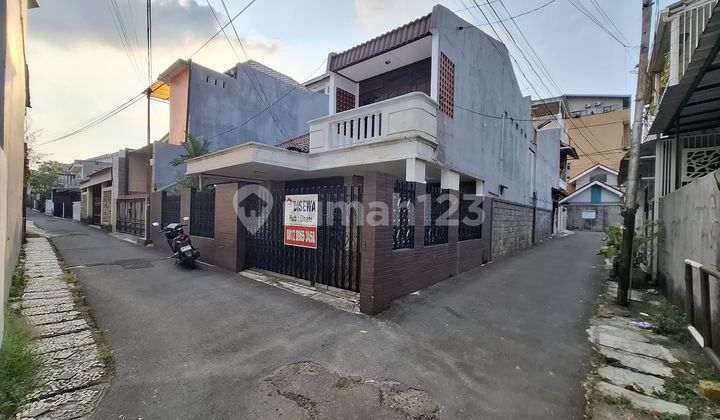 Rumah Hoek Tebet Jalan 1 Mobil Dekat Stasiun Tebet 2