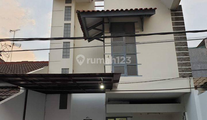 Disewakan Rumah Tebet Bangunan 2.5 lantai Jalan 2 Mobil Lebar  1