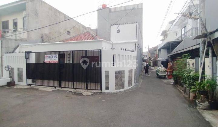 Rumah Putih Hoek Bangunan 1 Lantai Jalan 1 Mobil 1