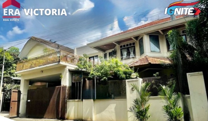 Rumah Bangunan 2 Lantai Unfurnished Depan Taman Kebayoran Baru