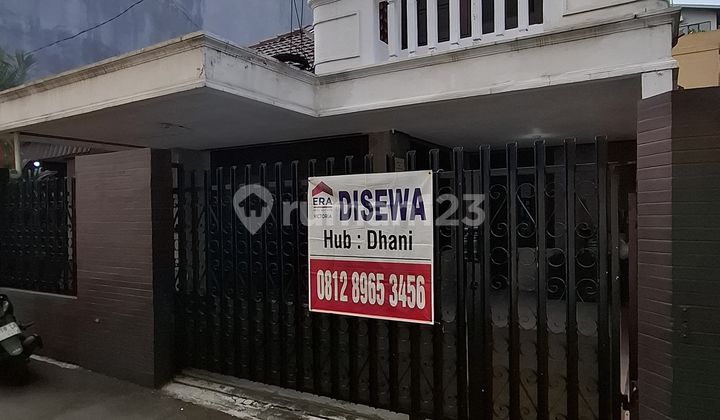 Rumah Hoek Tebet Jalan 1 Mobil Dekat Stasiun Tebet