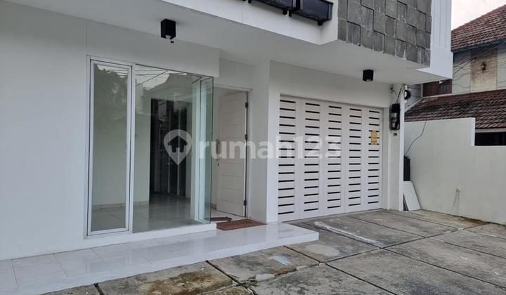 Rumah Putih Hoek Tebet Timur Jalan 2 Mobil Dekat Tebet Eco Park 2