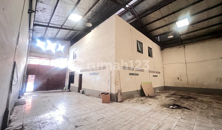 Pearl Warehouse Kosambi 2 is in good condition and ready to use, equipped with an office and employee rest area. It has access for 40-foot containers, is flood-free, and located near Soekarno-Hatta Airport. Pearl Warehouse Kosambi 2 is in good condition and ready to use, equipped with an office and employee rest area. It has access for 40-foot containers, is flood-free, and located near Soekarno-Hatta Airport.