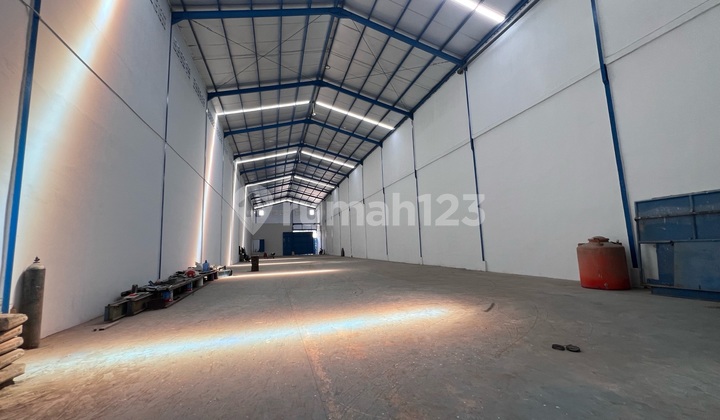 Warehouse for Rent at Pantai Indah Dadap, Well-Maintained and Ready to Use, Access for 40-Foot Containers.