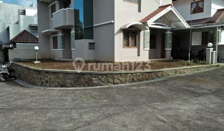 Cigadung - Sewa Rumah Hook 2 Lantai Cigadung Bandung - Asri, Strategis & Siap Huni 15 Menit ke Itb Unpad
