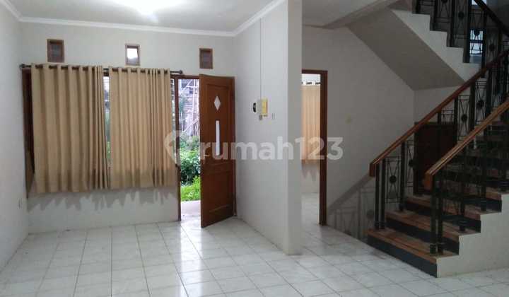 Cigadung - Sewa Rumah Hook 2 Lantai Cigadung Bandung - Asri, Strategis & Siap Huni 15 Menit ke Itb Unpad 2
