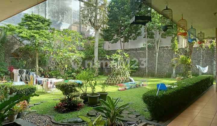 House with a Spacious Garden in the Elite Cipedes Sayap Sukajadi Area, Bandung 2