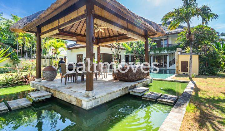 Classic and spacious 5 bedroom villa on the edge of Sanur Beach 2