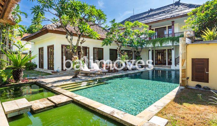 Classic and spacious 5 bedroom villa on the edge of Sanur Beach 1