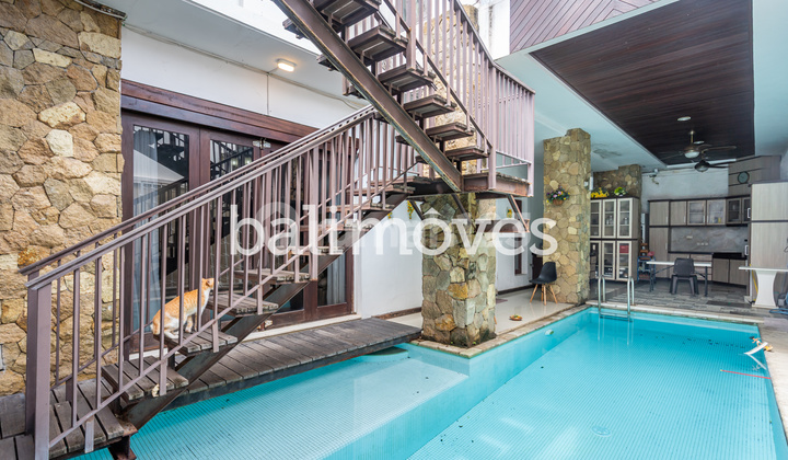 Dijual Villa Lima Kamar Tidur dengan Hak Milik di Renon