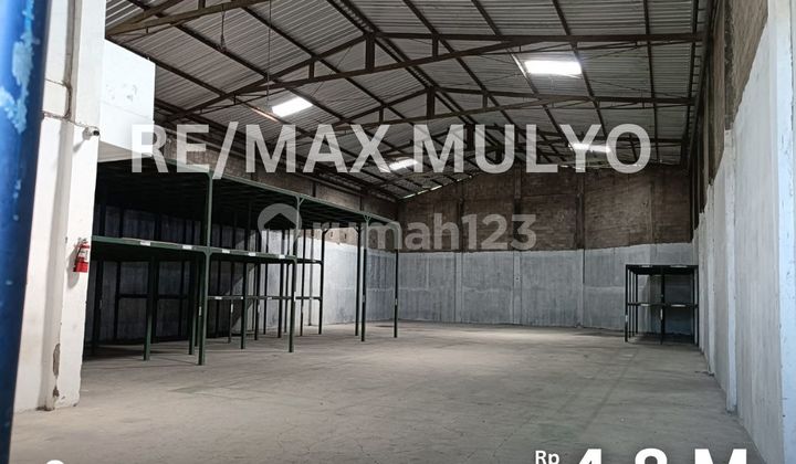 Warehouse and Spacious Office for Sale, Strategic Location Near Shopping Center