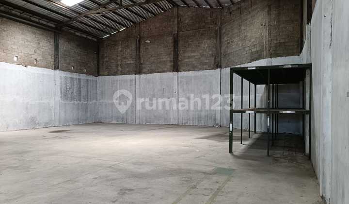 Warehouse and Spacious Office for Sale, Strategic Location Near Shopping Center